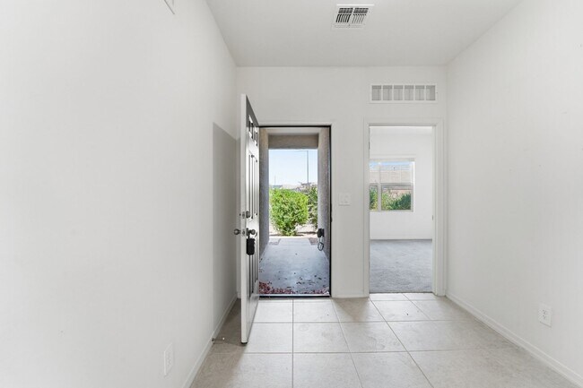 Building Photo - Modern Litchfield Park Home | 4 Bed, RV Gate + Open Kitchen