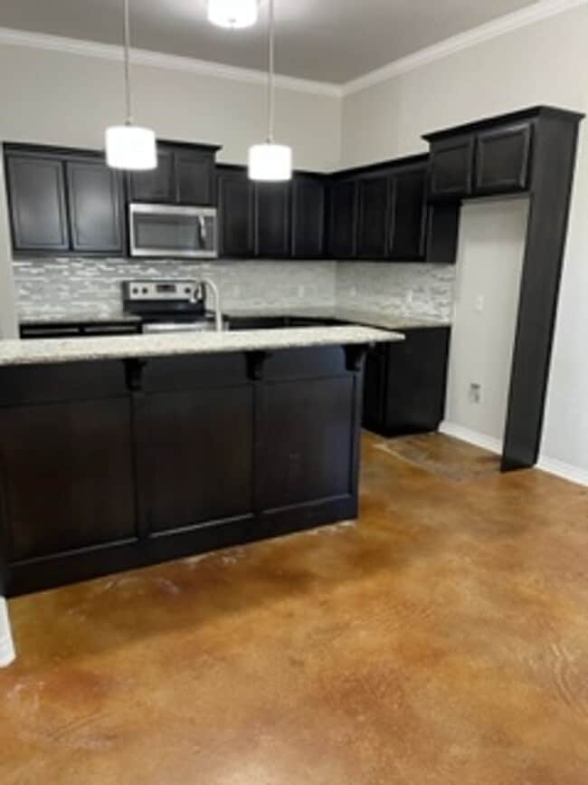 Building Photo - This home will not last long!