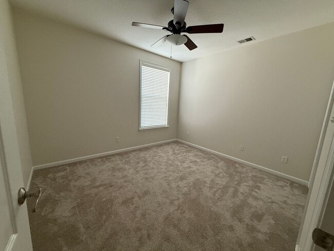 Building Photo - 2BR & 2BA Condo in Central Location w/Garage-Available 06/22/26