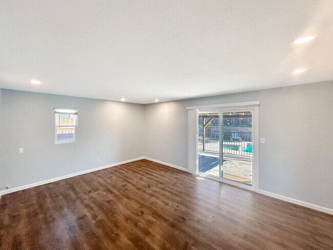 Building Photo - Stunning 3BD/1.5 BA W/ Attached Garage & P...