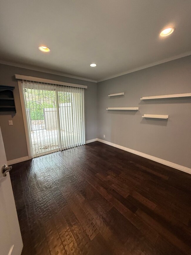 Building Photo - 3 bed, 2 1/2 bath Townhome located in Chat...