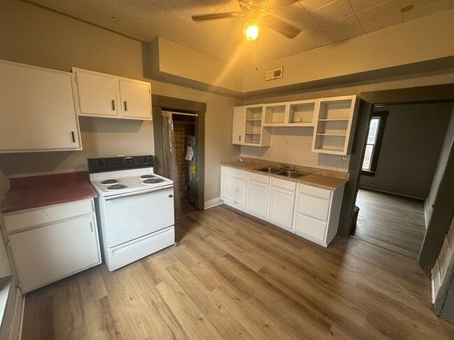 Building Photo - $850 - 3 bed 1 bath - Single Family Home
