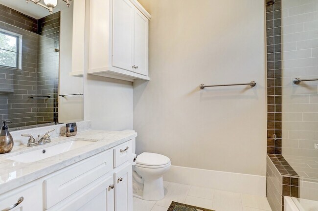 Building Photo - 5655 Locke Ln