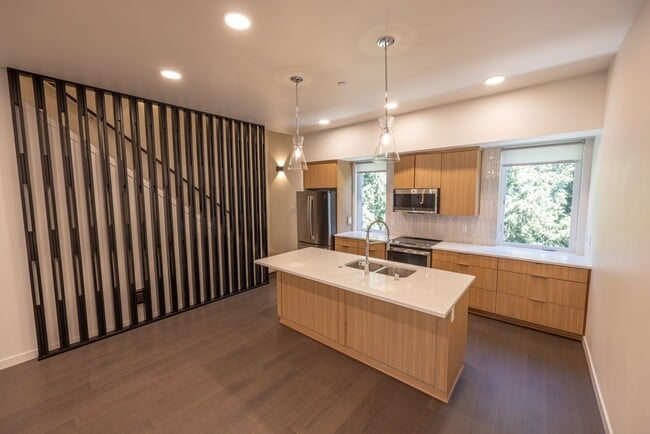 Building Photo - Riverside Townhomes - Waterfront Living in...