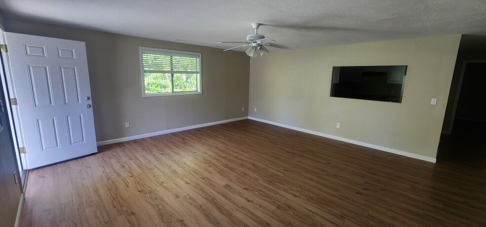 Living room - 8124 138th St E