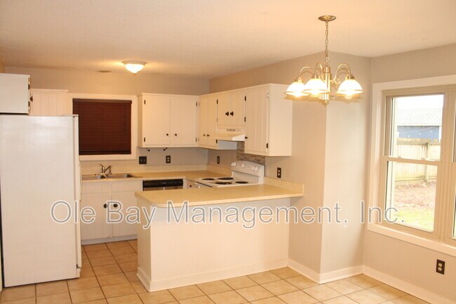Building Photo - 806 McNeil Ave