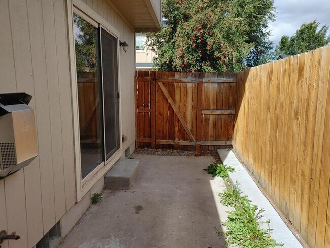 Building Photo - 2250 SW 21st St