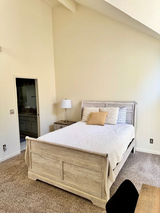 Building Photo - 2 Bedroom, 2 Bath Condo