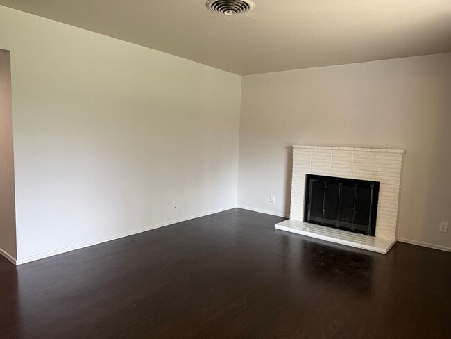 Building Photo - Adorable 3 bedroom 1.5 bath home garden setting