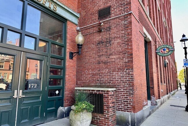 Building Photo - 172 Middle St