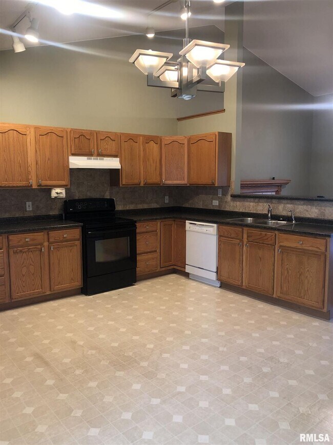 Building Photo - 6142 N Elmwood Ave