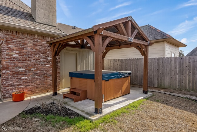 Building Photo - 322 Paris Pl