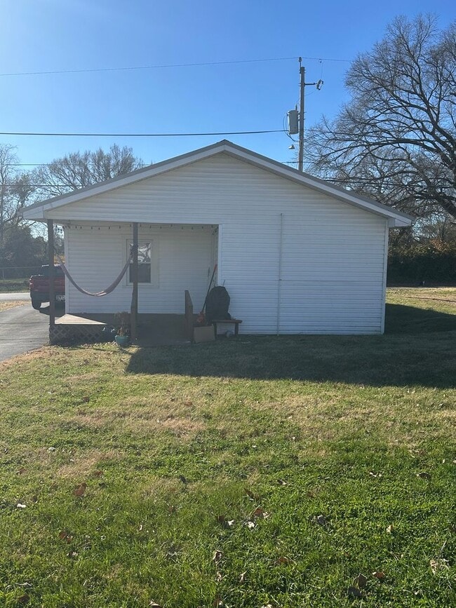 Building Photo - 717 Plantation Rd