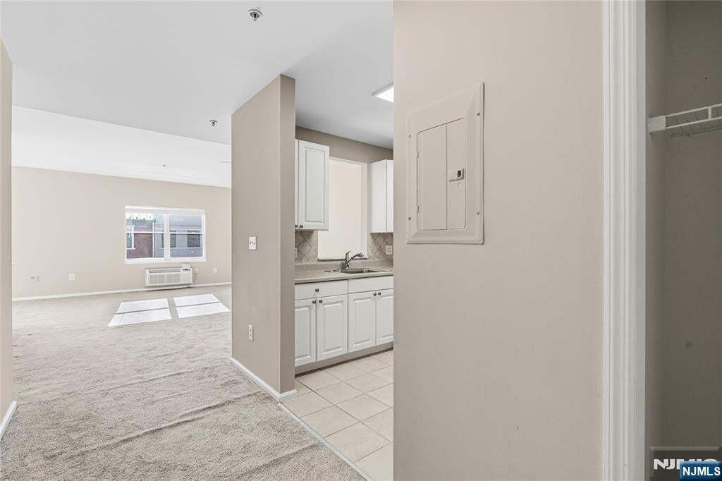 Building Photo - 905 River Rd