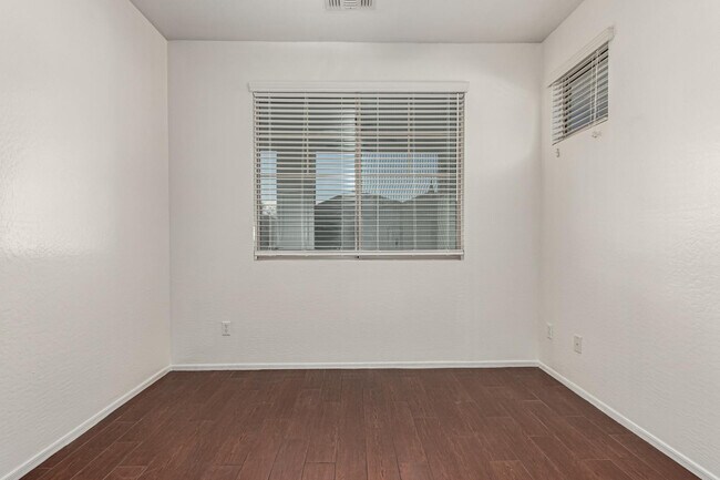 Building Photo - 390 W Wisteria Pl