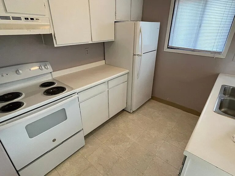 Building Photo - 116 8th Ave SE