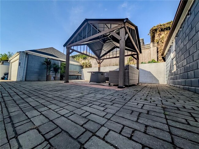 Building Photo - 364 Academy Ave