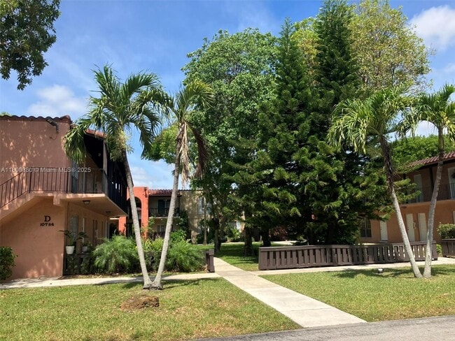 Building Photo - 10802 N Kendall Dr
