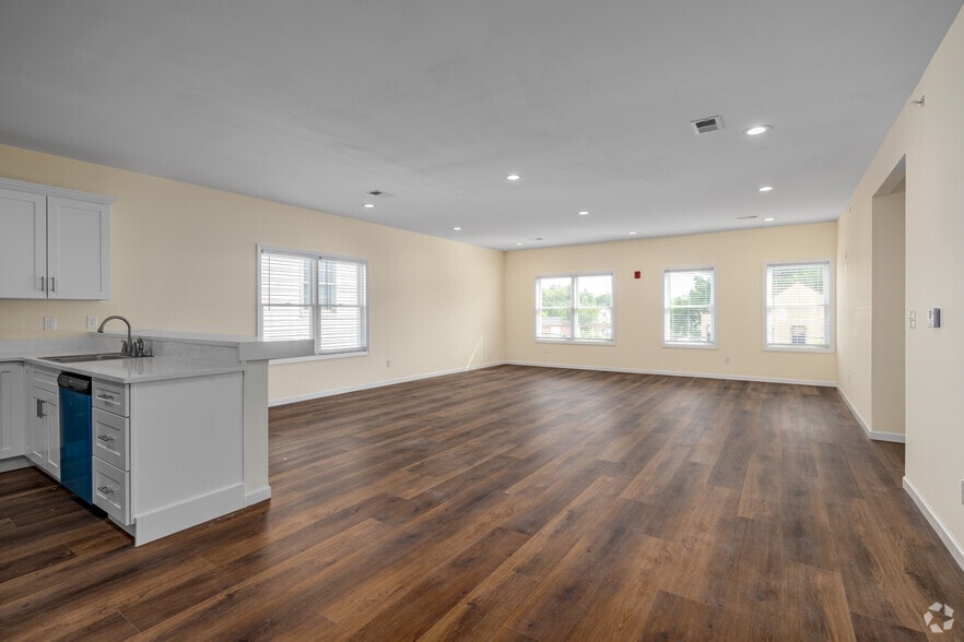 2BR, 2BA - 1,529SF - Kitchen/Living Room - 431-435 Morris Ave