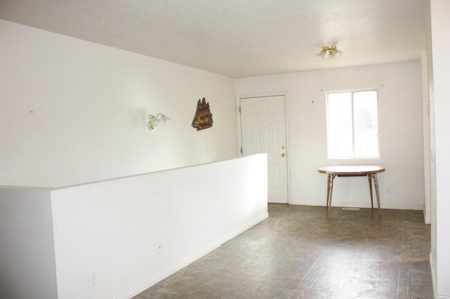 Building Photo - 4 bed 2 bath - Single Family Home - Pet Fr...