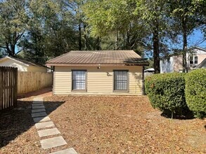 Building Photo - 909 Mapoles St