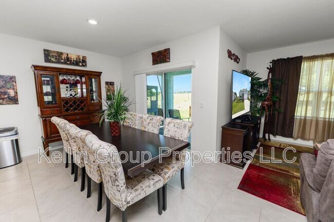 Building Photo - 833 Ambleside Dr