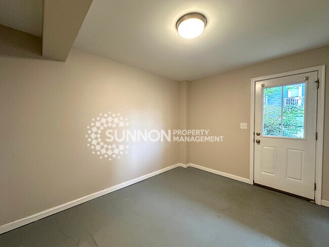 Building Photo - 3 Bedroom Townhome in Mountain Island