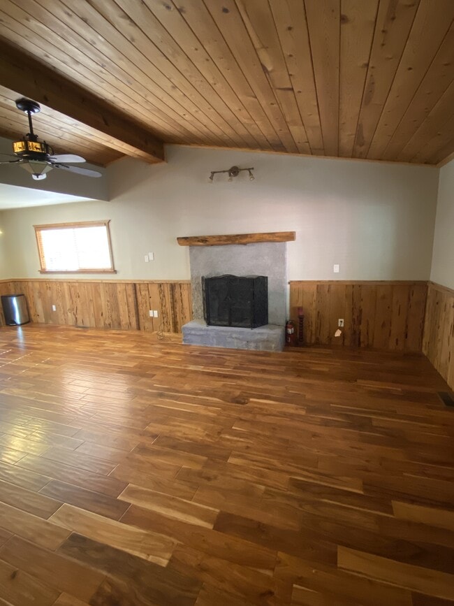 Building Photo - 1090 Oak Ave