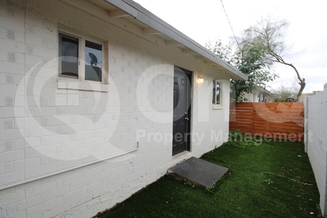 Building Photo - 1103 W Sherman St