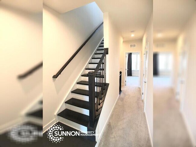 Building Photo - Beautiful 4 Story Townhome in South Charlotte!