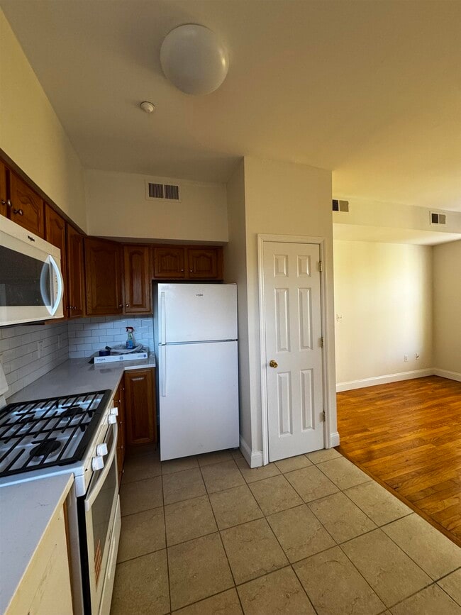 Building Photo - 65 Summit Ave