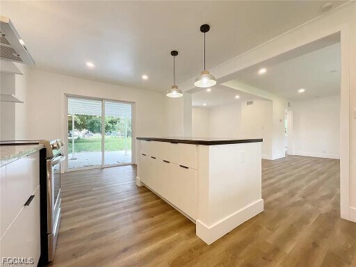 Primary Photo - 2027 Maravilla Cir