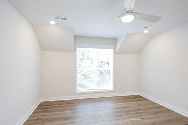 Building Photo - Dog-Friendly S. Albemarle Townhome