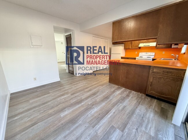 Building Photo - 3 bedroom 1.5 bath townhouse - 2 car carport