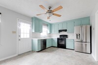 Building Photo - Spacious 3 bedroom/ 2 full bath home in Me...