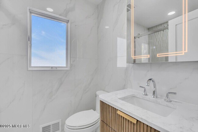 Building Photo - 1 Robin Dr