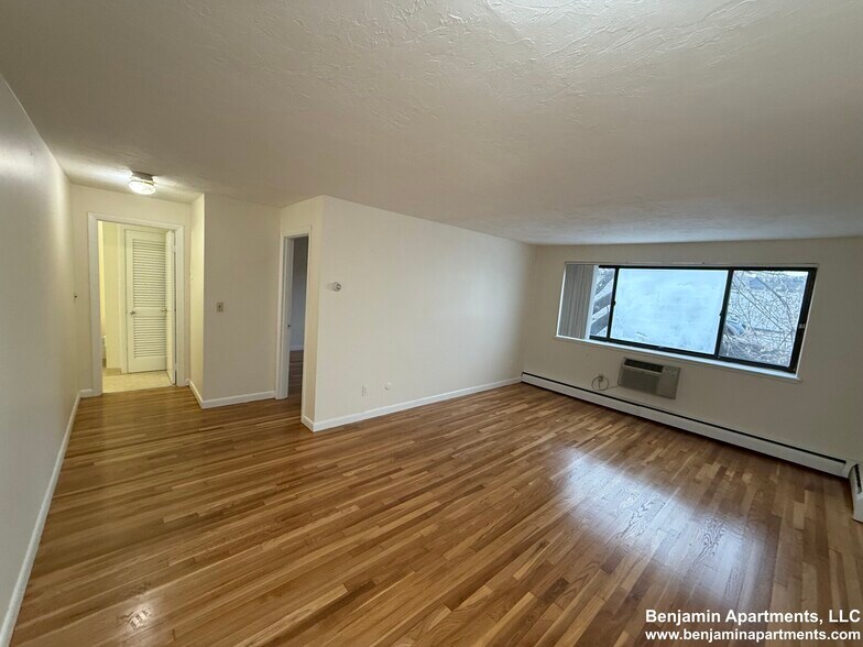 Building Photo - 99 Dustin St