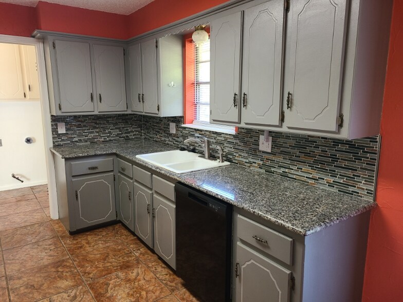 Building Photo - 925 Crown Dr