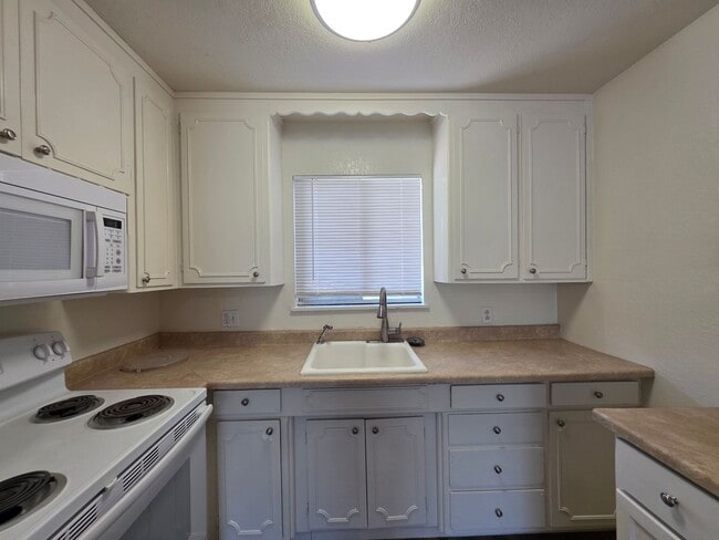 Building Photo - 4 bedroom single story near freeway & shop...