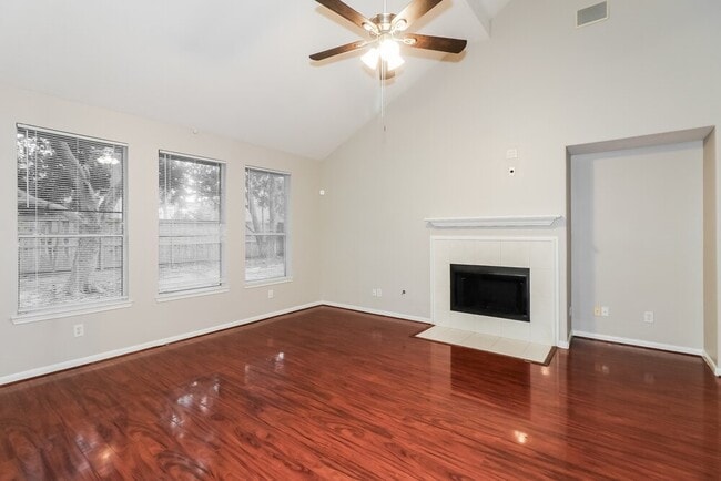 Building Photo - 8919 Green Ray Dr