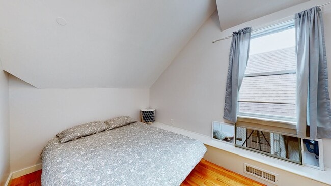 Building Photo - 6 Bedroom Apartment in Science Hill, close to downtown! (Laundry In Unit)