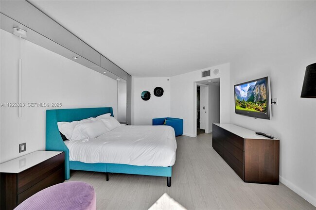 Building Photo - 16445 Collins Ave