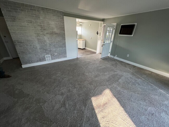 Building Photo - 4 bedroom 2 bath home in the Crabtree section of Levittown. Available for move in 6/1/2023