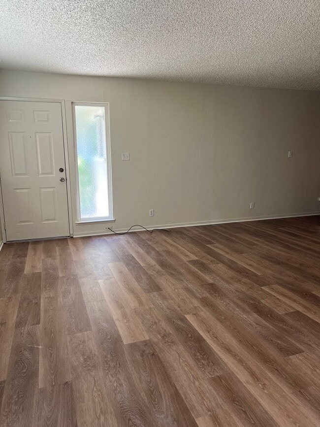 Building Photo - PRICE REDUCED!! UPDATED 2 BEDROOM CONDO!!