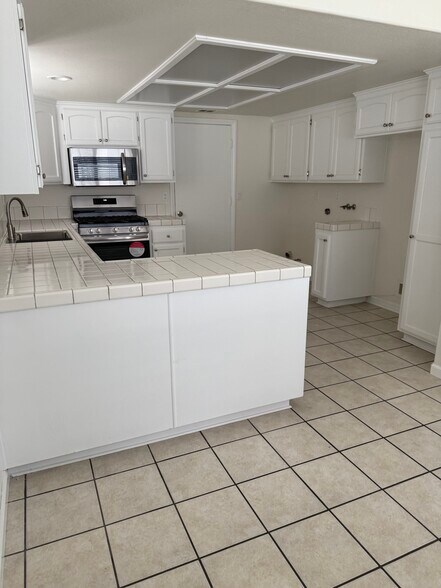 Kitchen - 11710 Walcroft St