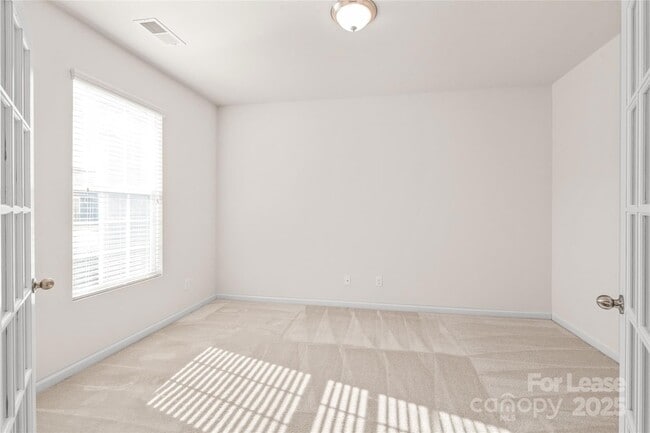 Building Photo - 720 Wood Lily Dr
