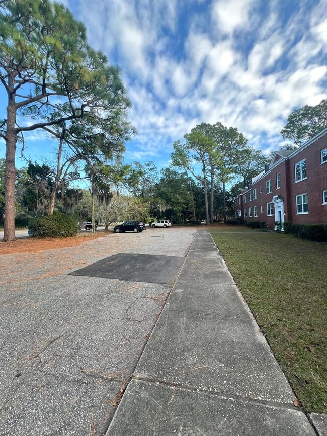 Building Photo - 2940 Oleander Dr
