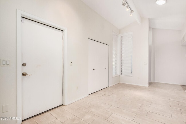 Building Photo - 625 E Northview Ave