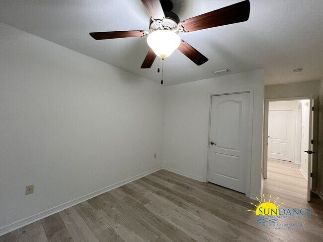 Building Photo - Custom details in this show stopping Crestview home!