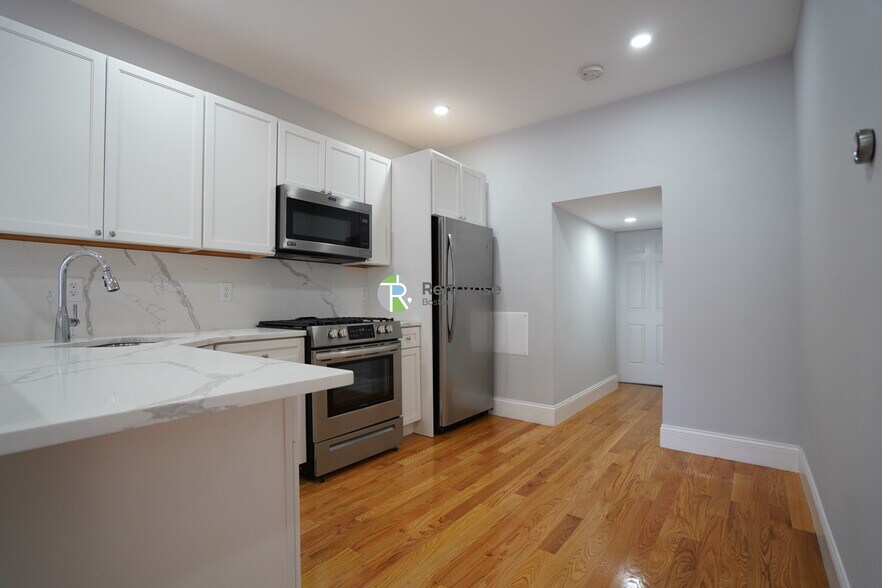 Building Photo - 372 Oxford St